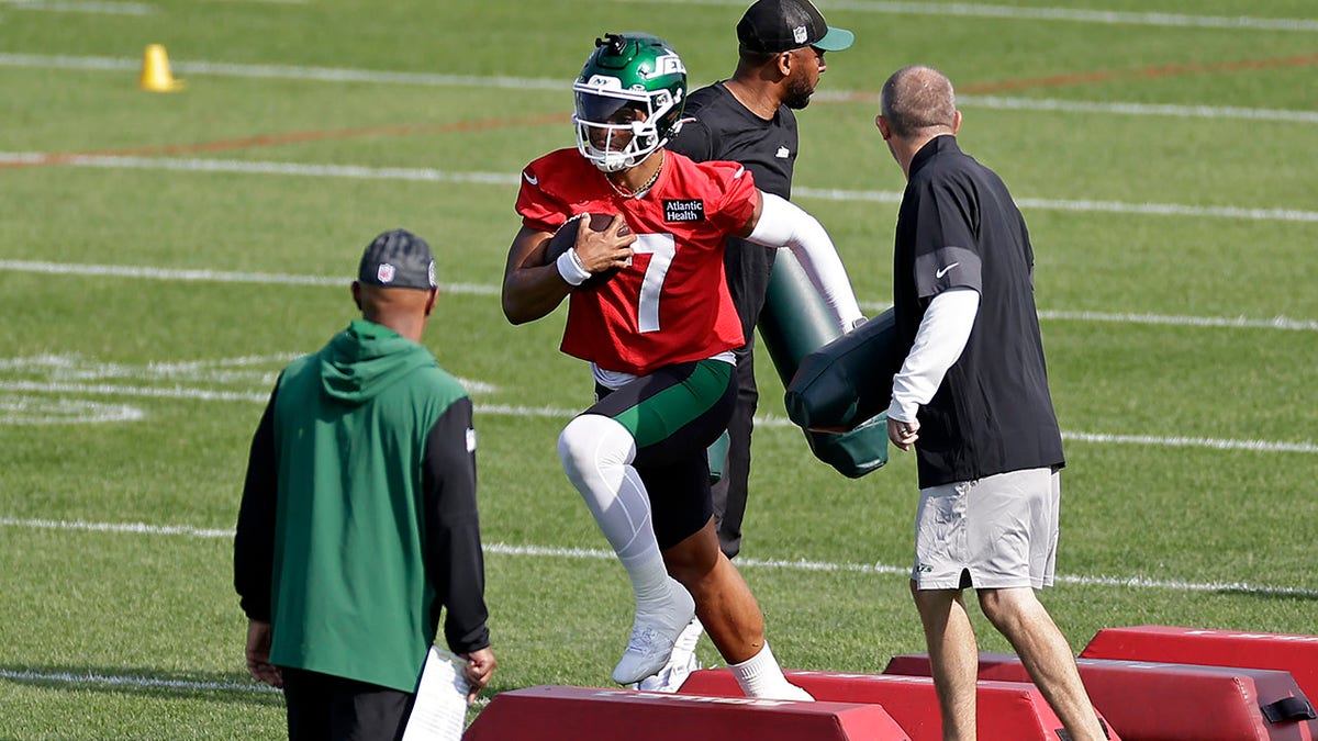 Justin Fields runs drills