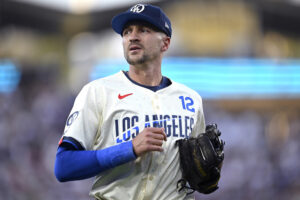 Former Dodgers, Diamondbacks Gold Glove Shortstop Suddenly Retires After 15 Years