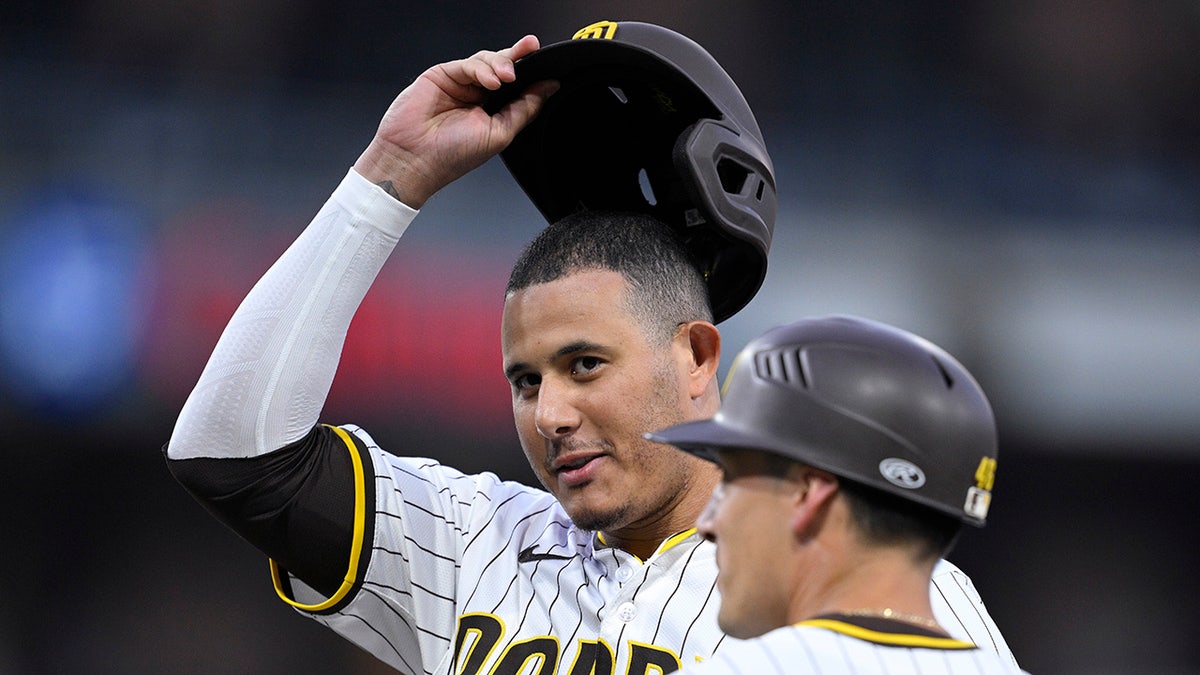 Manny Machado salutes crowd