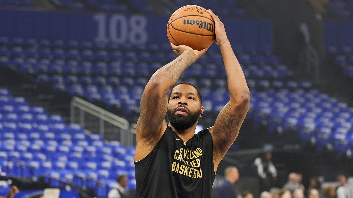 Marcus Morris warms up