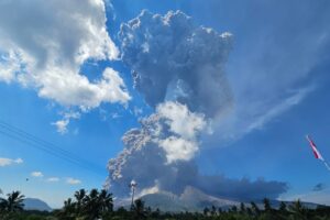 Video: Indonesia Volcano Eruption Spews Humongous 18km Ash Cloud