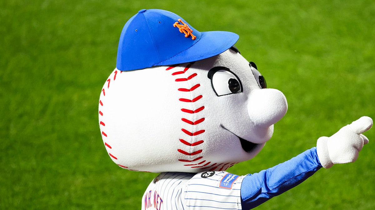 Mr. Met reacts