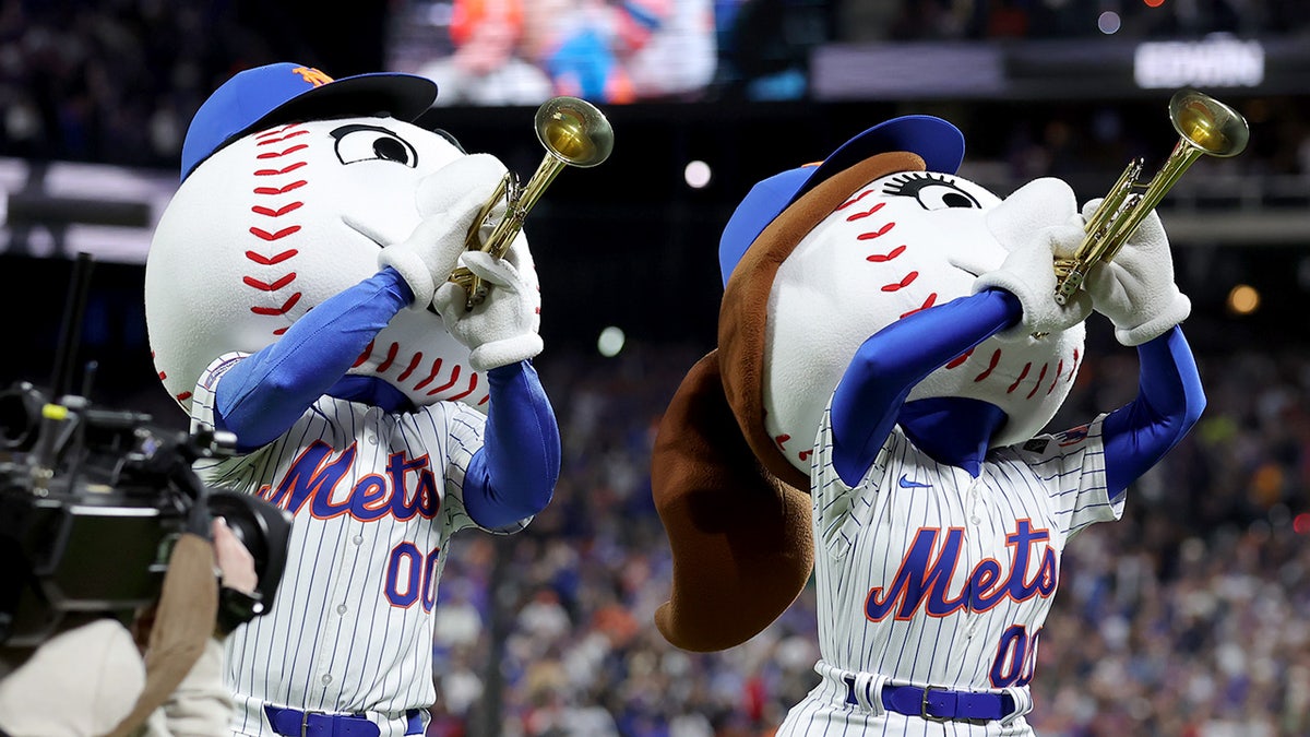 Mr. and Mrs. Met perform