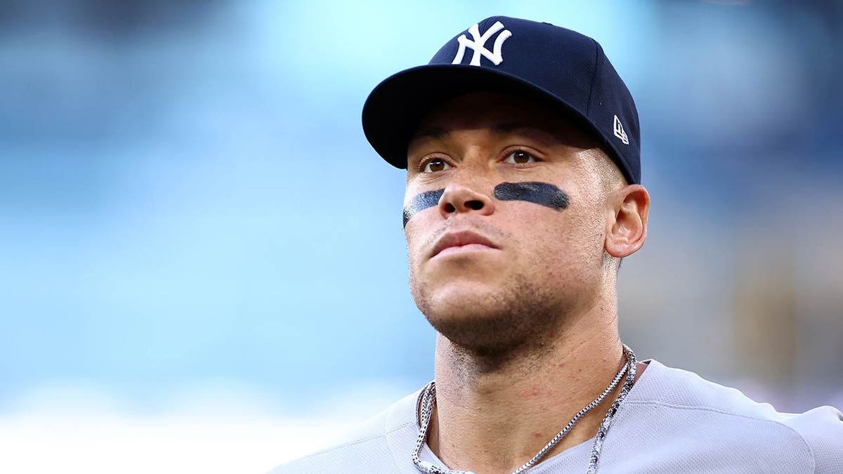 Aaron Judge jogs from the dugout