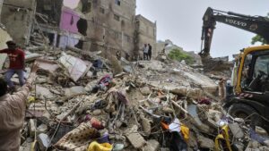Pakistan building collapse kills seven