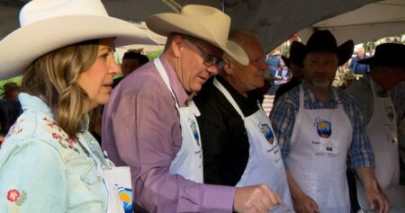Politicians make the rounds on Stampede circuit ahead of Calgary’s next election