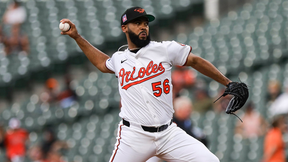 Seranthony Dominguez pitches