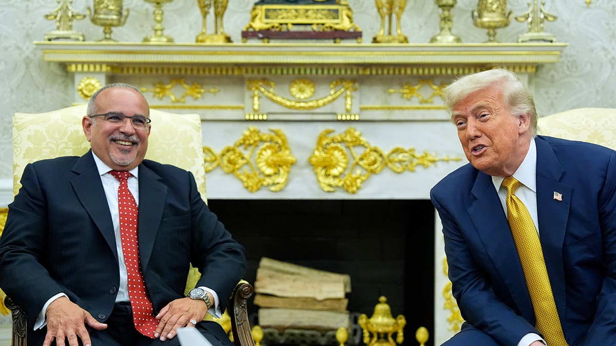 Trump laughs with Bahrain crown prince in Oval Office
