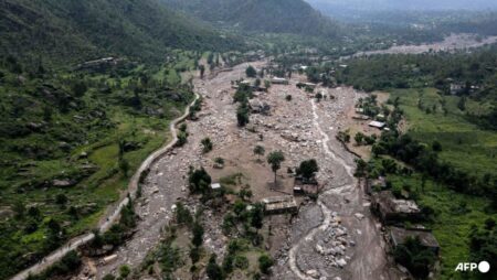 Rain halts rescue operation after Pakistan floods kill hundreds
