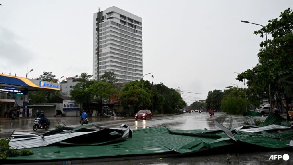 Typhoon Kajiki kills 3 in Vietnam, floods Hanoi streets