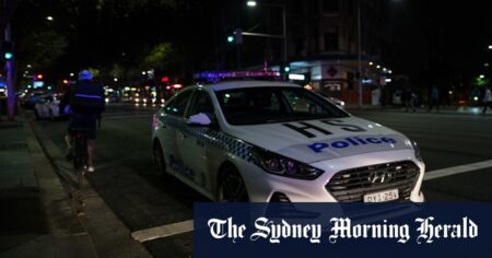 Woman hit by bus in Potts Point, critical