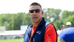 Patriots’ Mike Vrabel calls out those who abuse handicap parking in Starbucks lot: ‘I’d slash their tires’