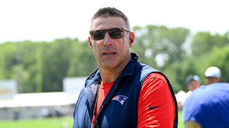 Patriots’ Mike Vrabel calls out those who abuse handicap parking in Starbucks lot: ‘I’d slash their tires’