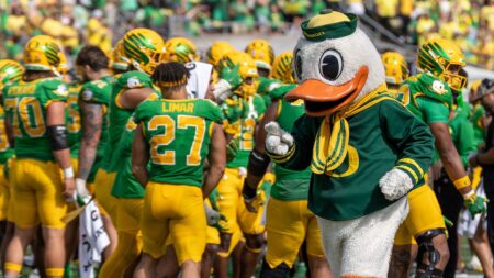 Oregon’s mascot loses head after tripping on the field