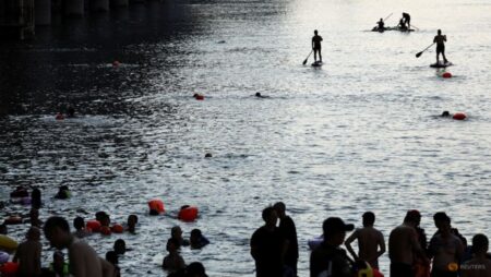 Chongqing residents seek shelter as heatwave hits China’s southwest