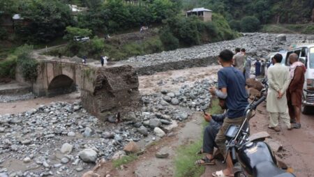 Pakistan rescuers recover bodies after monsoon rains kill 320