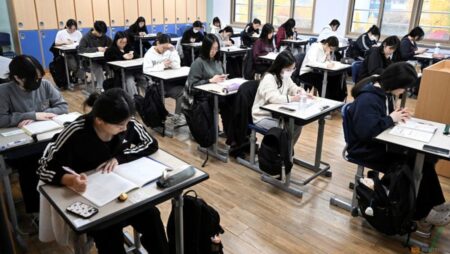 South Korea to ban mobile phones in school classrooms