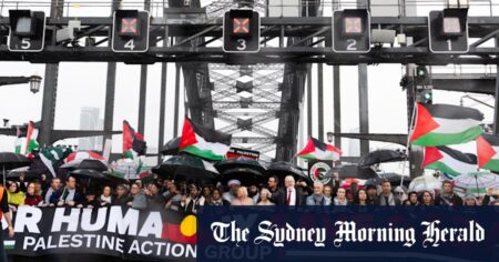 90,000 halt city with march across Harbour Bridge