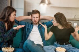 Dear Abby: My sisters hate my girlfriend