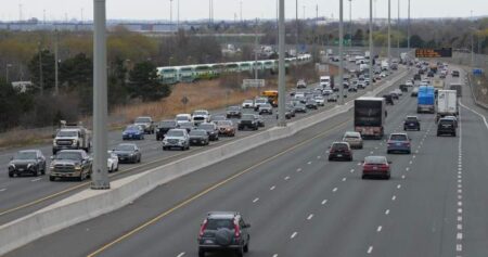 More Canadians commute as remote work declines, StatCan data shows