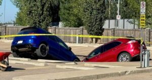 2 vehicles pulled into sinkhole in Leduc parking lot