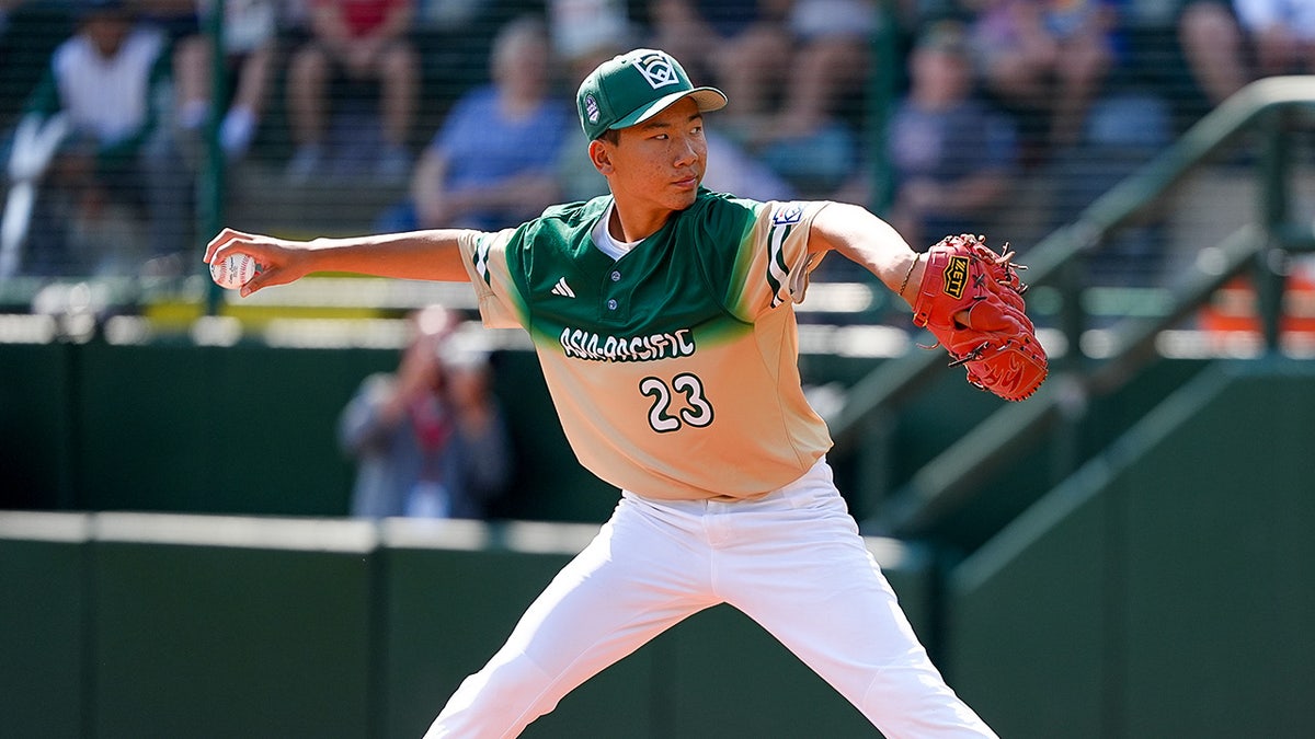 Lin Chin-Tse pitches in Little League World Series