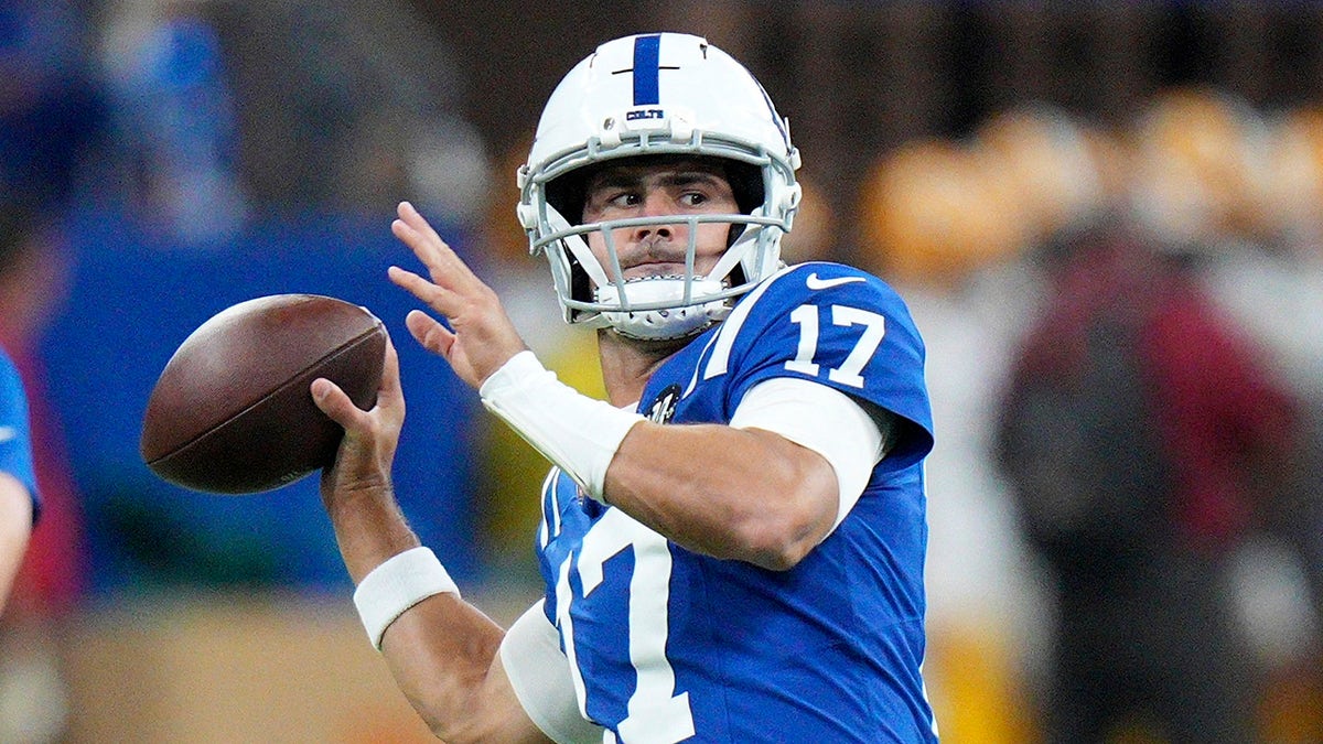 Daniel Jones throws