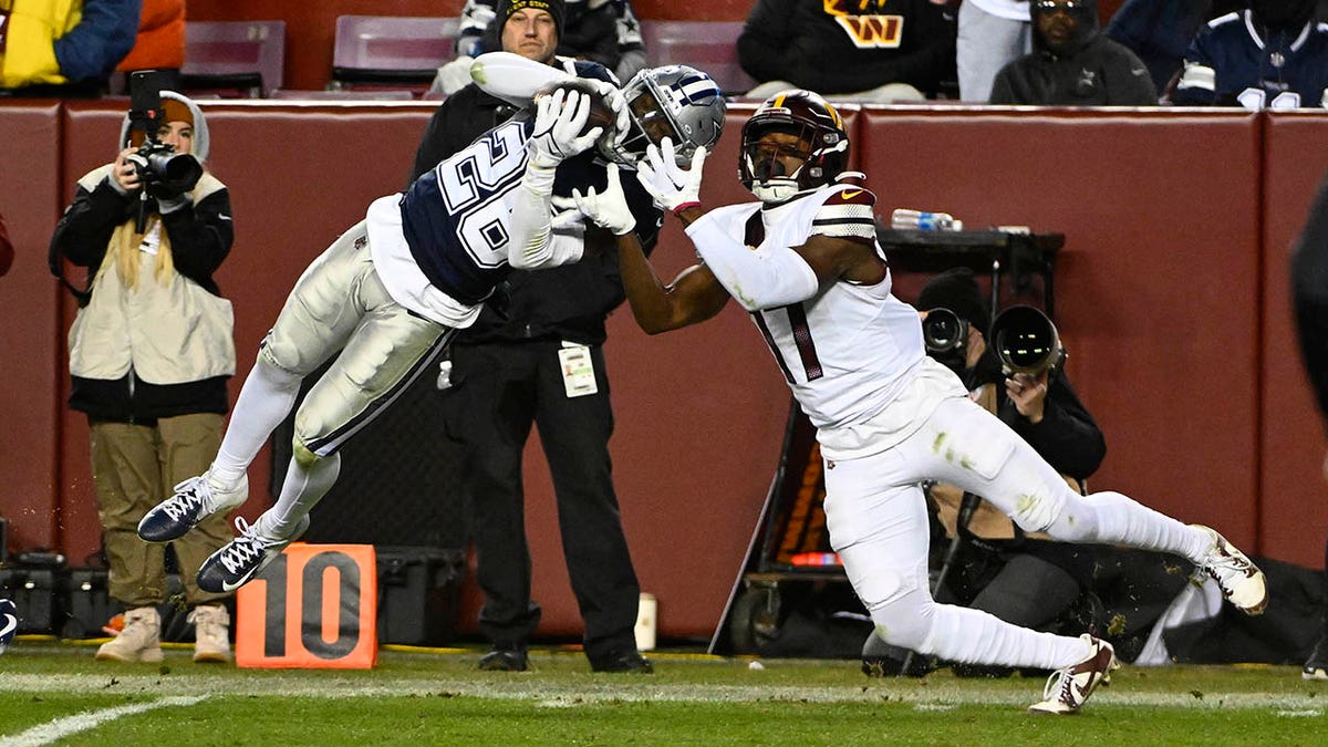 DaRon Bland makes interception against Commaders