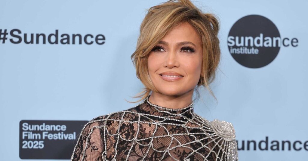 Jennifer Lopez Confirmed It: This  Rich Mom Blouse Style Is the Ultimate Late-Summer Pick