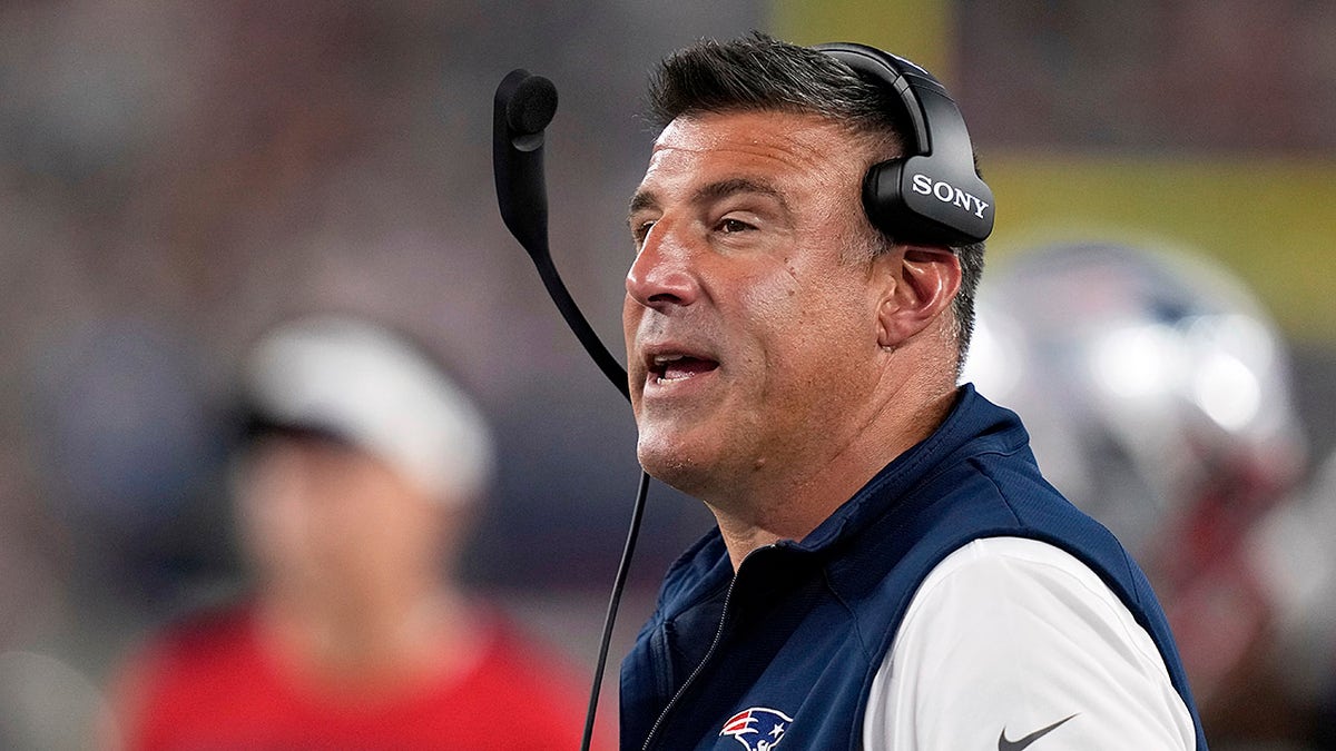 Mike Vrabel yells
