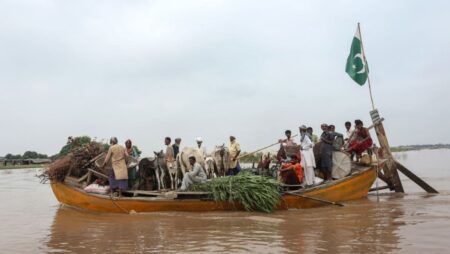 Pakistan evacuates half a million people stranded by floods
