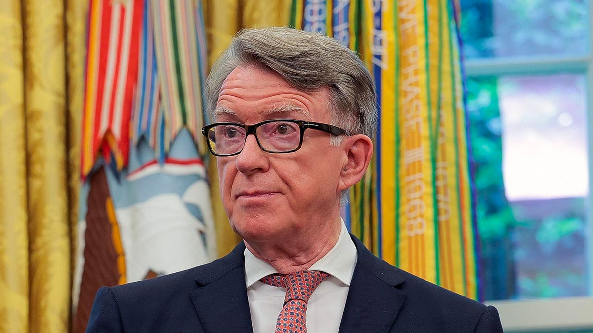 Peter Mandelson looks on from Oval Office