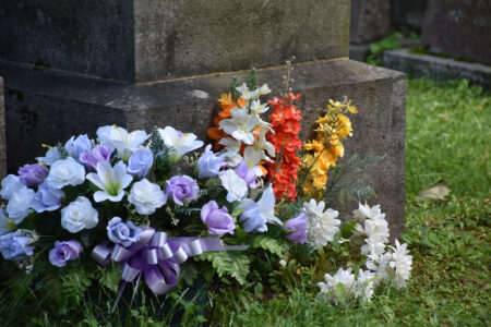 Husband’s, Wife’s Gravestones Go Viral as People Notice Shocking Difference