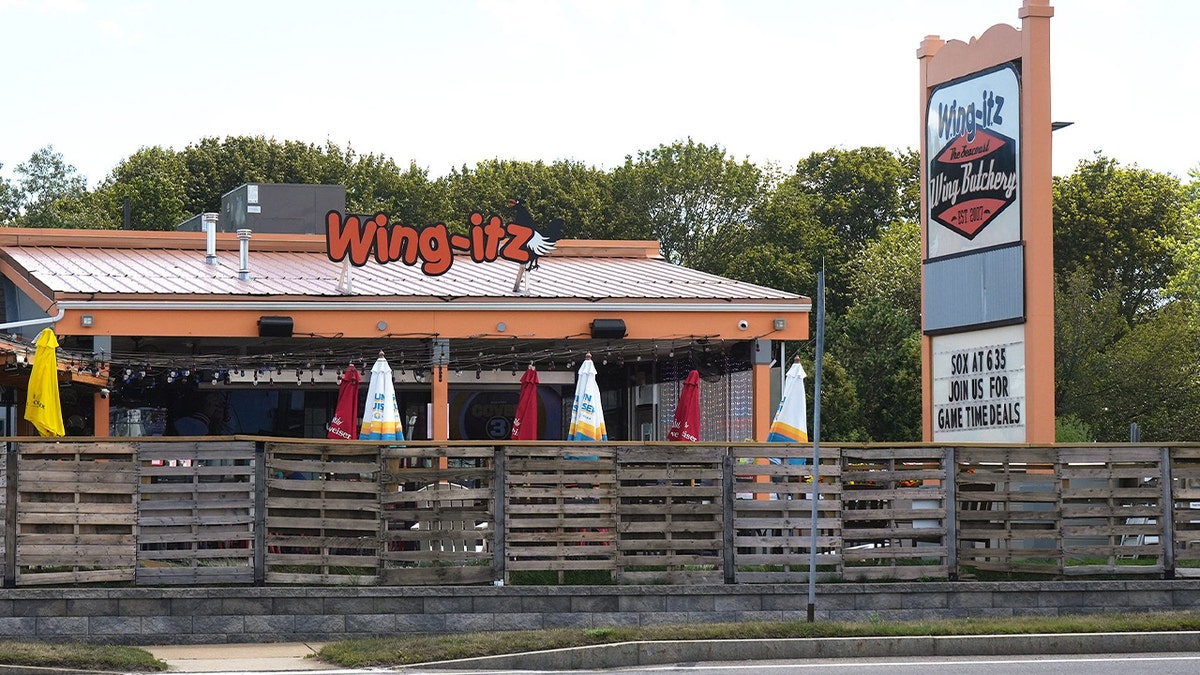 wing-itz restaurant view from outside