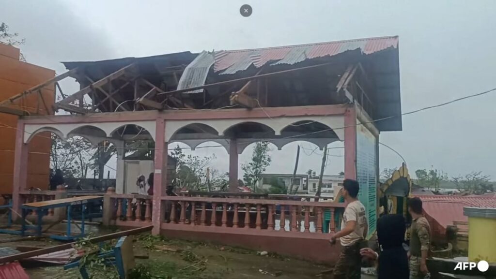 400,000 evacuated, 3 dead as fresh storm batters Philippines