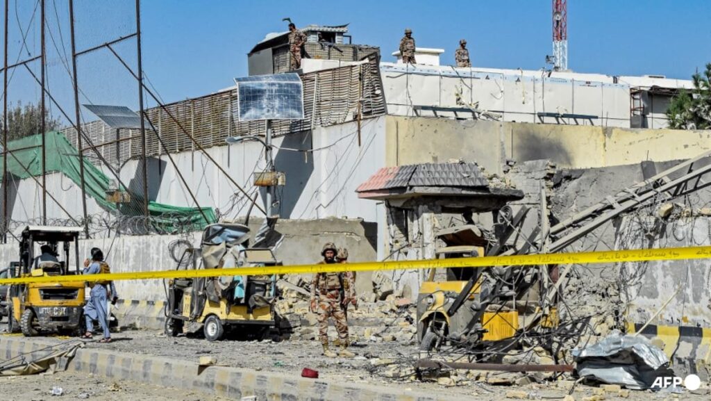 Bombing kills 10 outside Pakistan border force compound