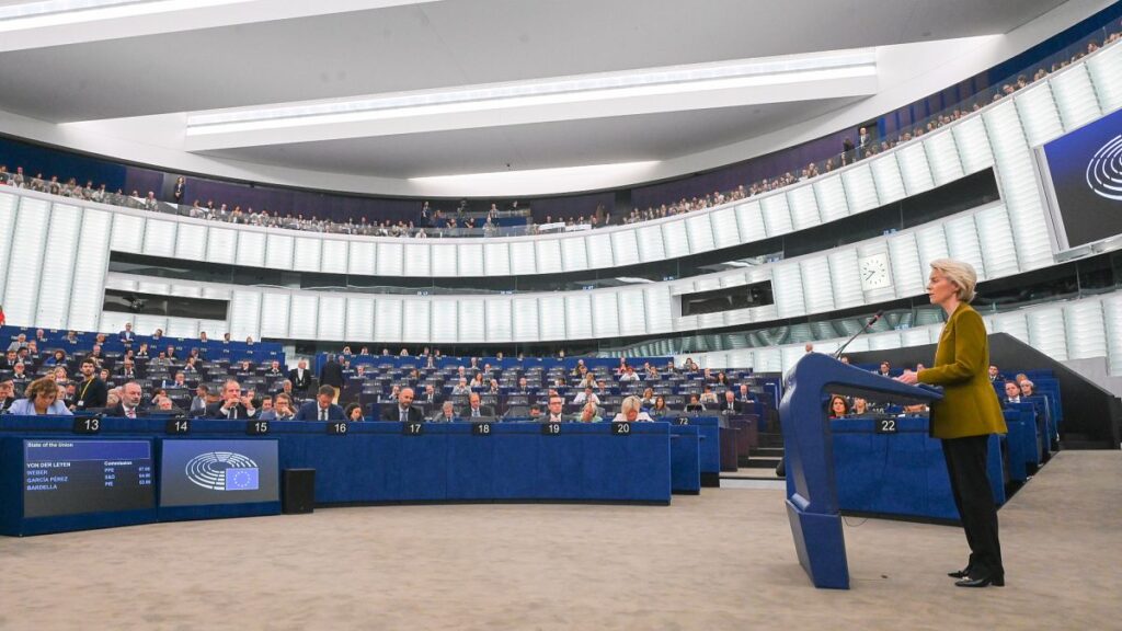Ursula von der Leyen reaches out to the centre and the left