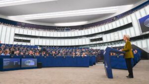 Ursula von der Leyen reaches out to the centre and the left