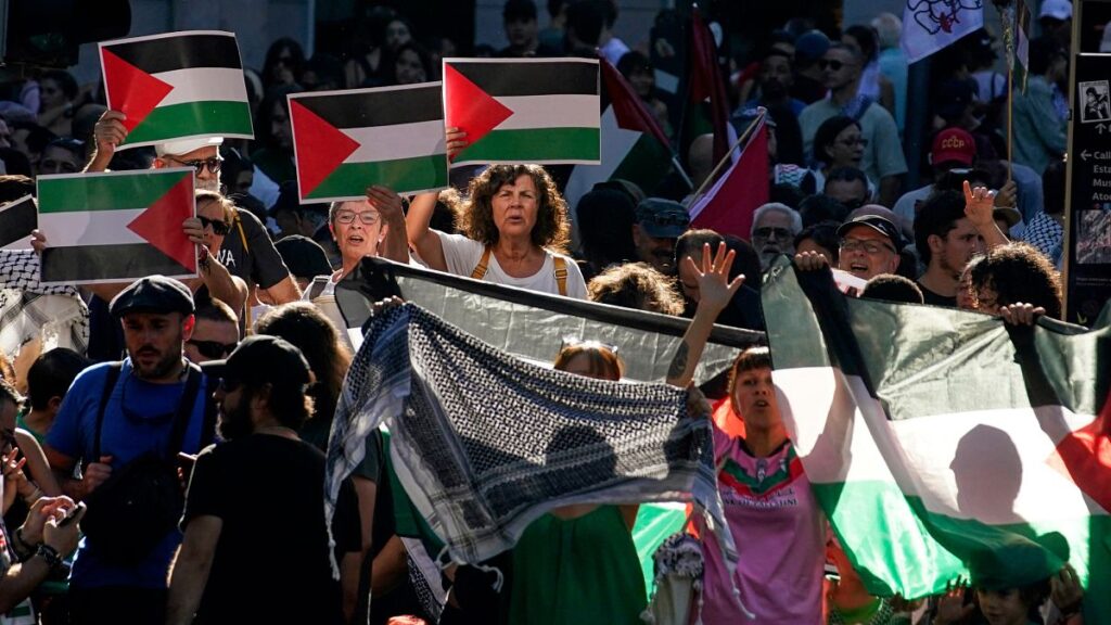 Did Pedro Sánchez incite pro-Palestine protesters to stop La Vuelta cy