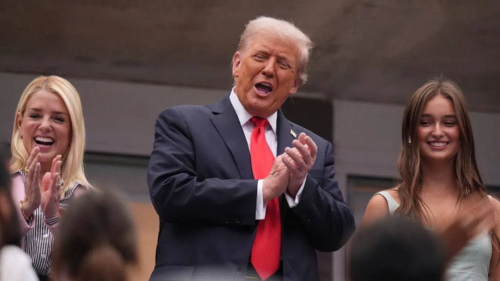Trump receives mix of applause, boos during US Open appearance
