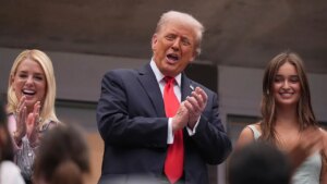 Trump receives mix of applause, boos during US Open appearance