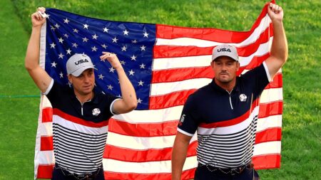 Bryson DeChambeau, Justin Thomas drape USA flag on first tee as fans sing national anthem at Ryder Cup
