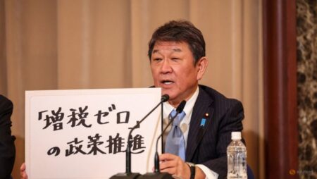 Japanese lawmakers prep leadership bids after PM resigns, yen sinks