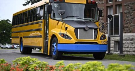 Lion school bus woes should make Quebec revisit electrification plan, critics say