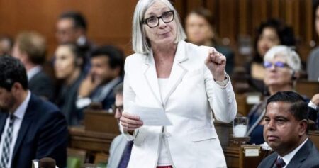 Canada Post must table new offers quickly amid strike, minister urges