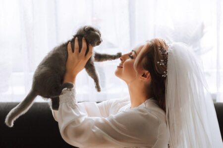Bride tries to get photos with cat on wedding day, but there’s a problem