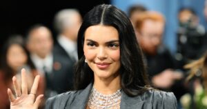 Goodbye, Buttons! Steal Kendall Jenner’s Trendy Jeans Style With This Comfy  Version