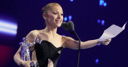 Ariana Grande Thanks Her ‘Therapist and Gay People’ in 2025 MTV Music Video Awards Speech