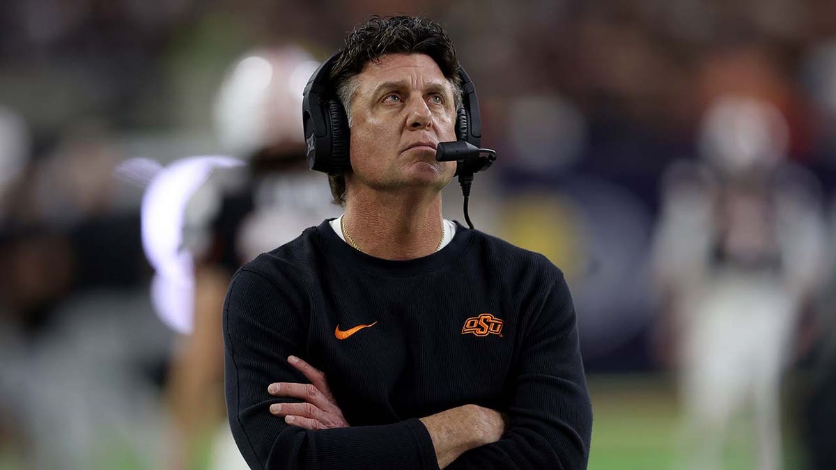 gundy during bowl game 