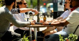 Cost of living drives 3 in 4 Canadians to skip eating out, report shows